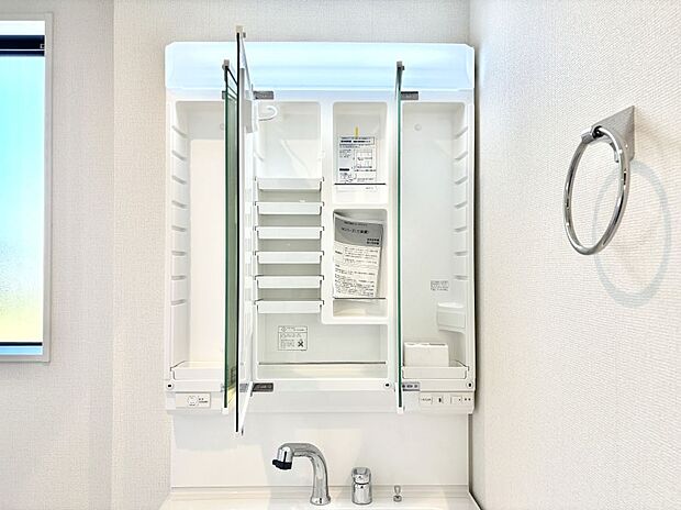 三面鏡の裏に、化粧品や衛生用品などを収納可能。洗面台をすっきりと保ちます！