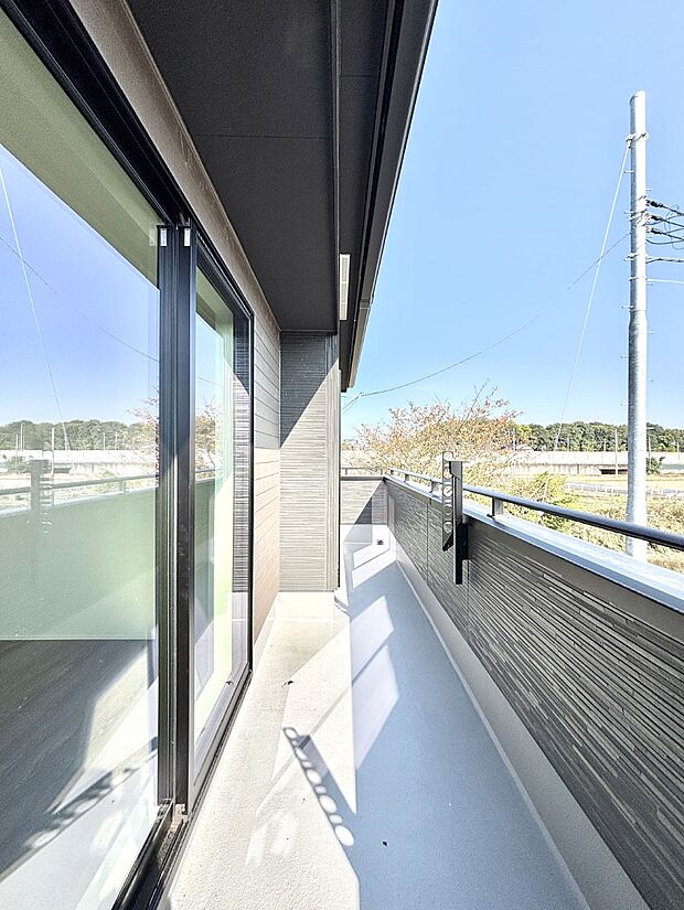 暖かな陽光が降り注ぐバルコニーはお洗濯におすすめ。爽やかな風も心地よいです。 