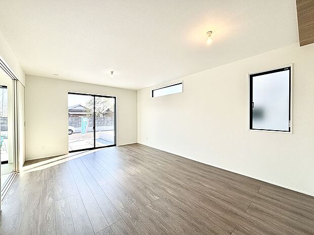 大きな窓からたっぷりの陽光と風を感じられるリビング  