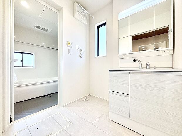 清潔感のある快適空間です。毎日の身支度も気持ち良くお使い頂けます。 