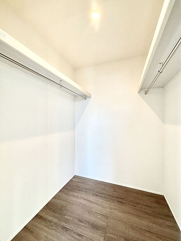 ウォークインクローゼット付きで生活空間を広く利用できます。