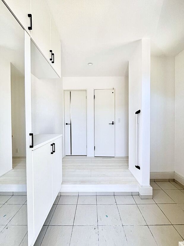 ミラー付きシューズボックスはお出かけ前の身だしなみチェックに便利