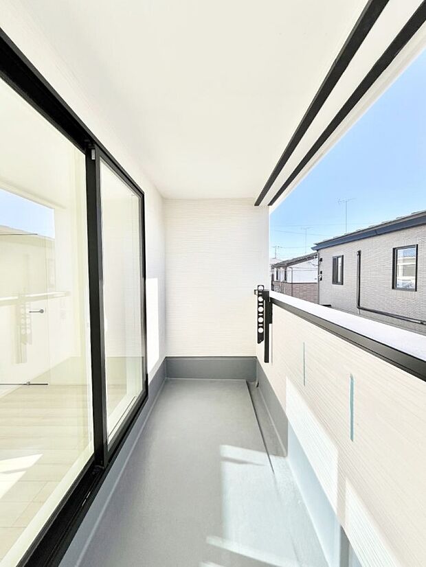 インナーバルコニーなので雨でも洗濯物を干す事が出来て、風通しがあるので乾きが良く、物干しスペースとして重宝します。