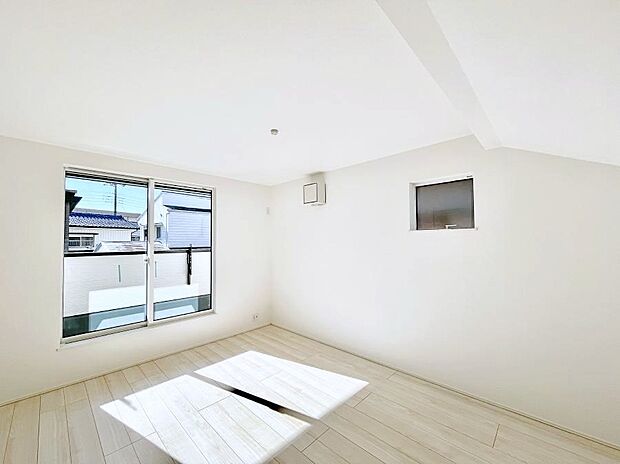 バルコニーが開放感をプラスしてくれる洋室