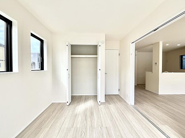 リビング横の洋室は引き戸を開ければリビングと一体に。閉じれば独立した洋室に。