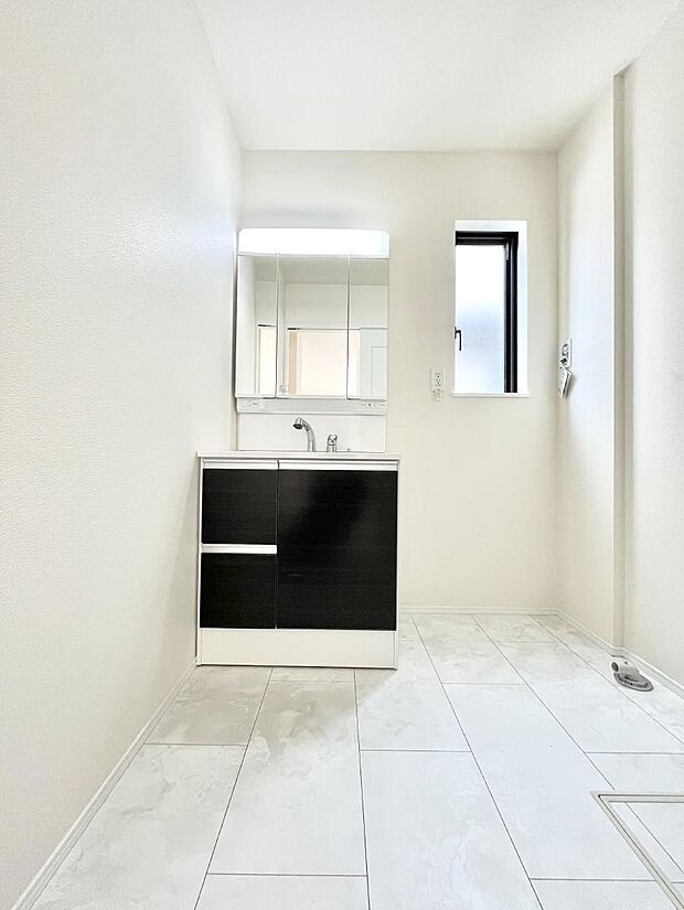 大きく見やすい三面鏡で清潔感ある洗面台は、身だしなみチェックや肌のお手入れにおすすめです。