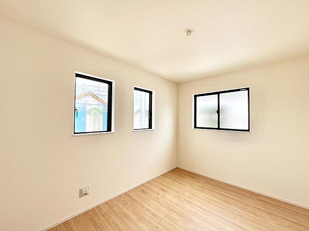 2面採光で気持ちよく自然光が取り入れられるのでお子様のお部屋にもピッタリ