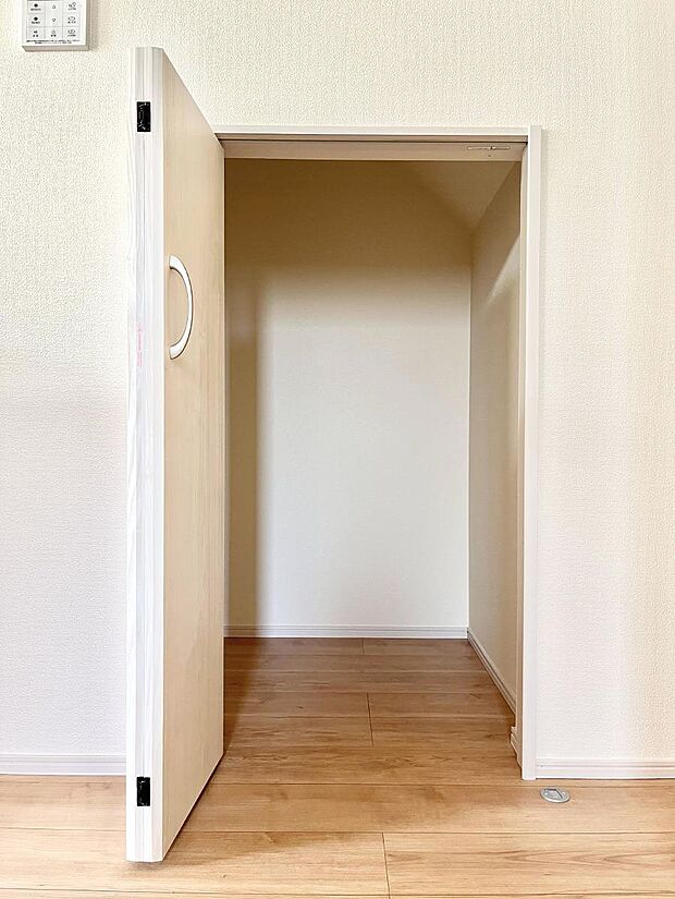 日用品のストックや水などの備蓄に使える階段下収納。