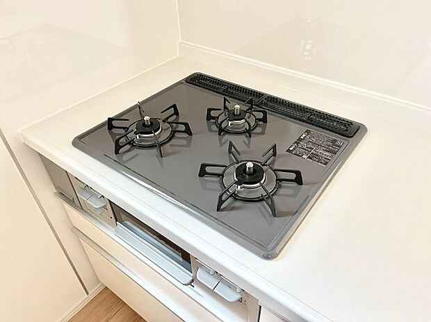 ガスコンロはＳｉセンサー搭載。火力調節や焦げ付き・消し忘れも防いでくれます。