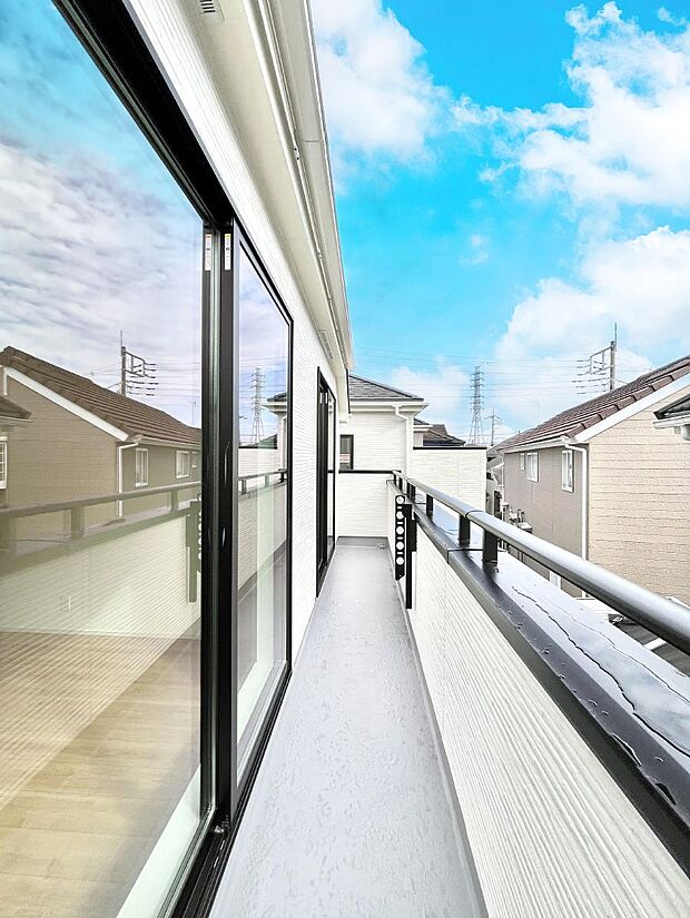 暖かな陽光が降り注ぐバルコニーはお洗濯におすすめ。爽やかな風も心地よいです。