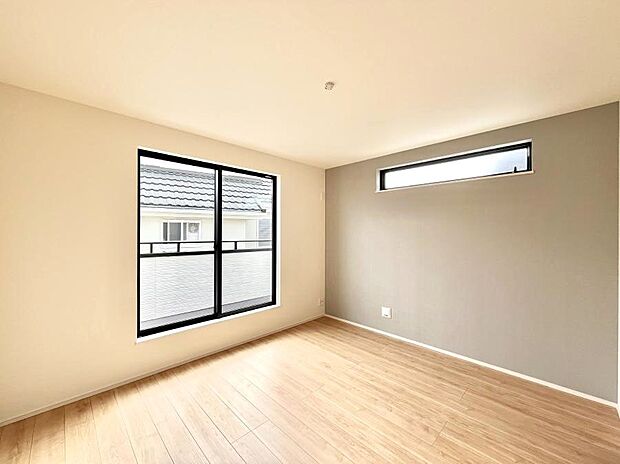 明るいバルコニーサイドに洋室を設置。目覚めの良い寝室に。 