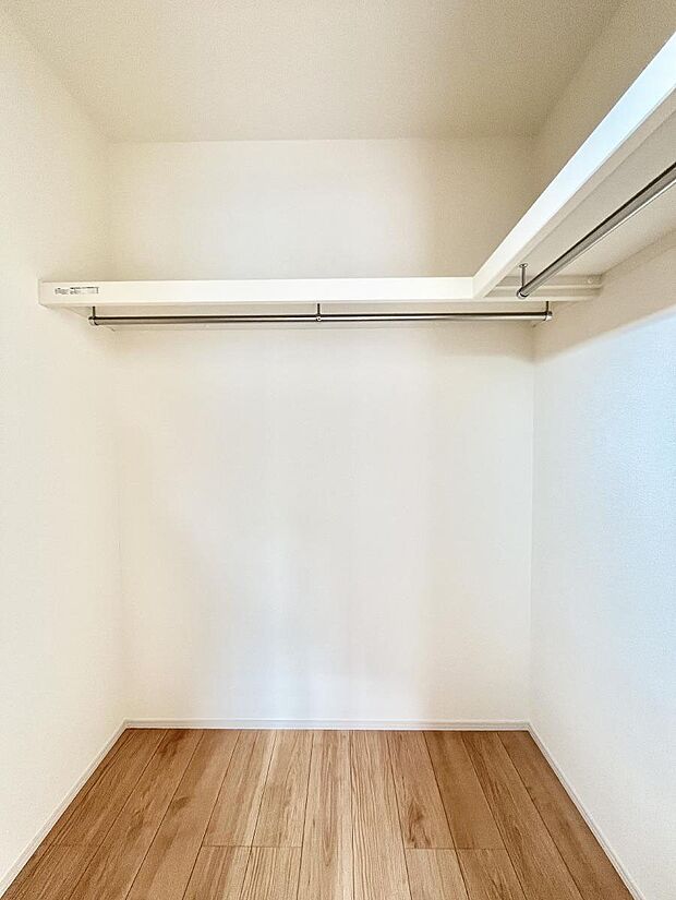 ウォークインクローゼット付きで生活空間を広く利用できます。