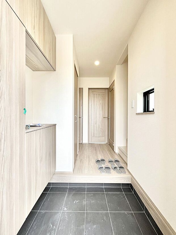 家族の帰宅やお客様をあたたかく迎える玄関  