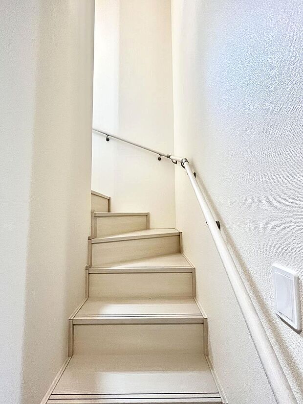 安全性を考慮し階段には手すりを設置しています