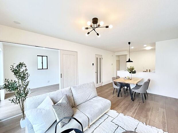 家族団らんの時間も増えそうなくつろぎのリビングダイニング。