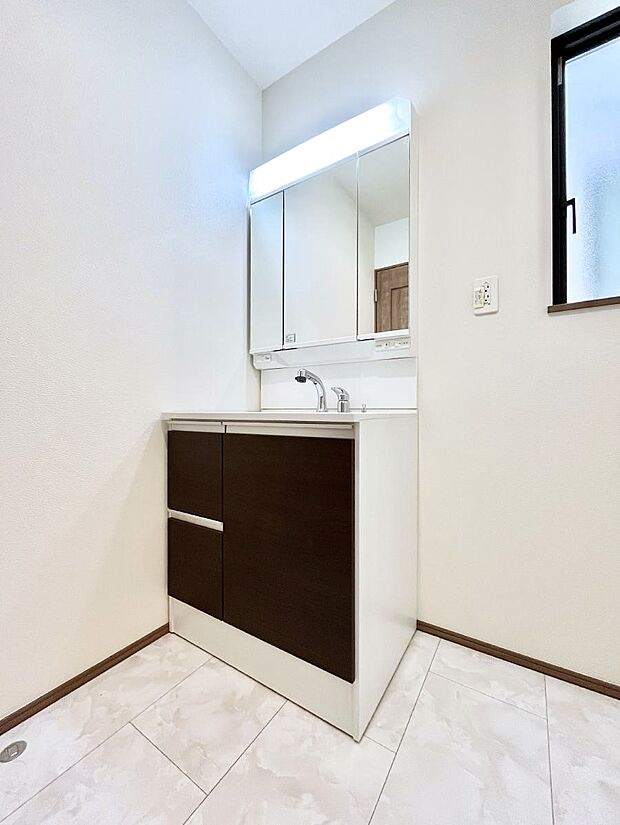 清潔感ある洗面化粧室で朝の身支度も快適