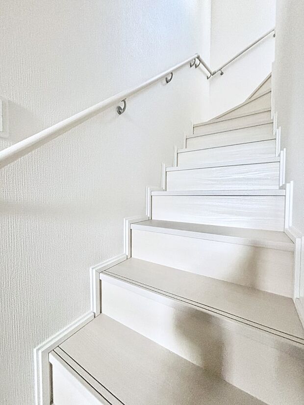 安全性を考慮し階段には手すりを設置しています