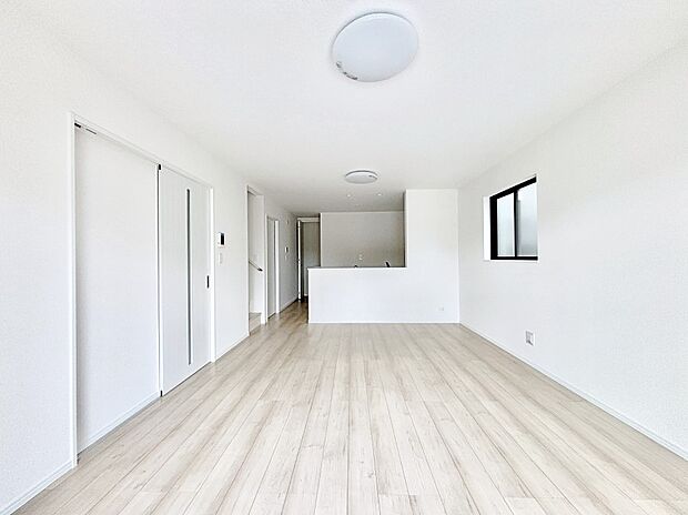 家族の笑顔が自然と生まれてくる、そんな雰囲気のダイニングに仕上がっています。