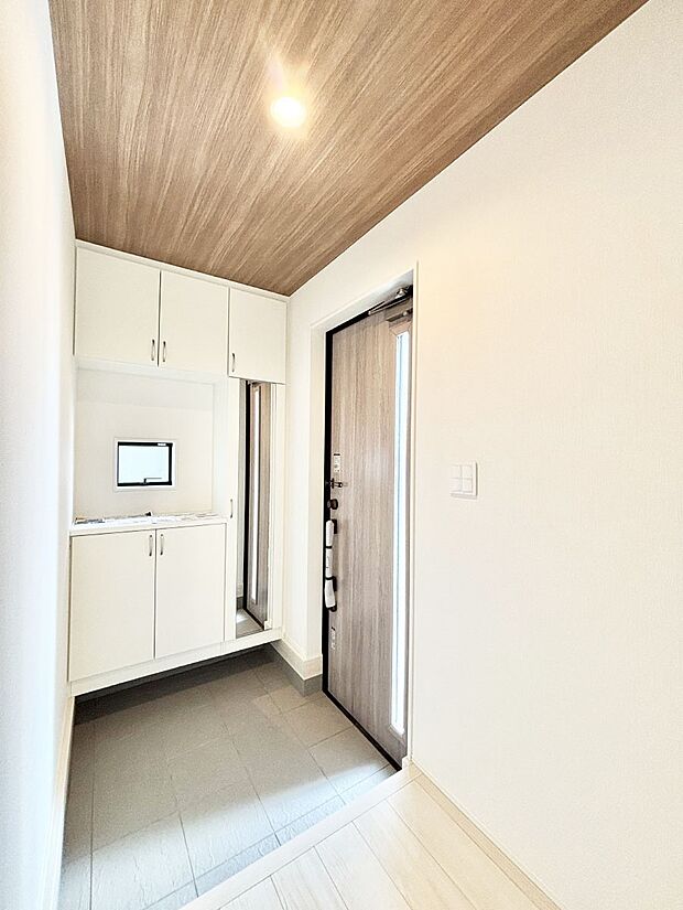 明るい玄関はお客様をお出迎えするのにぴったりです！ 