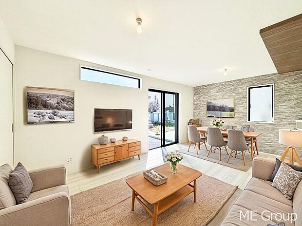 ご家族の賑やかな話し声で包まれる明るいリビング  ※家具はCGです