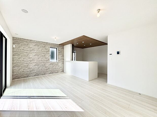 明るい陽光が注ぎ、寛ぎの雰囲気に満たされるリビング・ダイニング。 