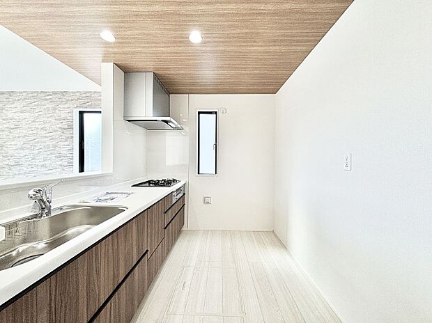 爽やかな風が通り抜けるキッチン。窓があるので明るく換気にも役立ちます。