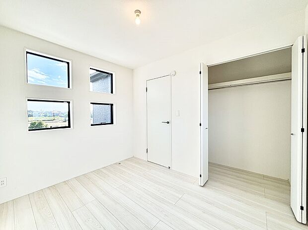 4つ並んだ窓が外観にもアクセントをプラス！日当たりの良いお部屋は気持ちが良いですね。