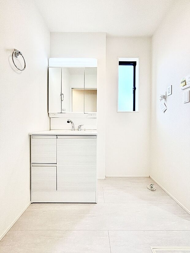明るい洗面所は毎朝の身支度も楽しくできちゃいそうです。