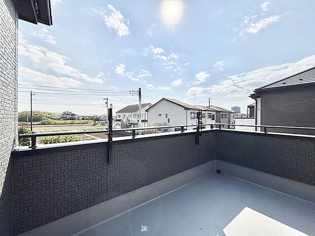 ゆったりバルコニーだから沢山お洗濯ものを干せます。