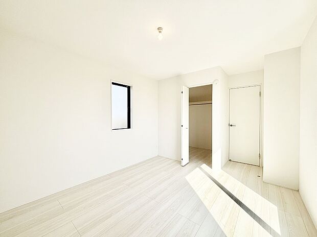 ウォークインクローゼットがあるお部屋！季節ごとの入れ替えも不要で便利です。 