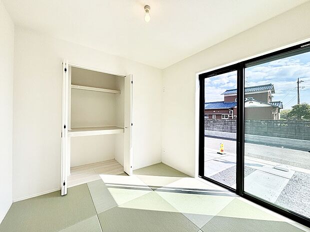 柔らかい畳の空間は、お子様の遊び場や来客時のおもてなしの場所として重宝します。 