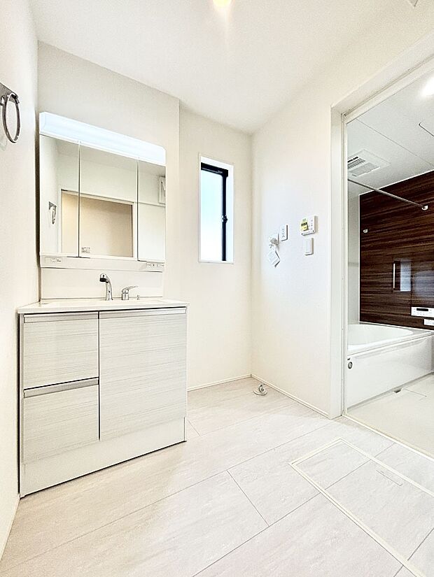 窓のある明るいランドリースペース