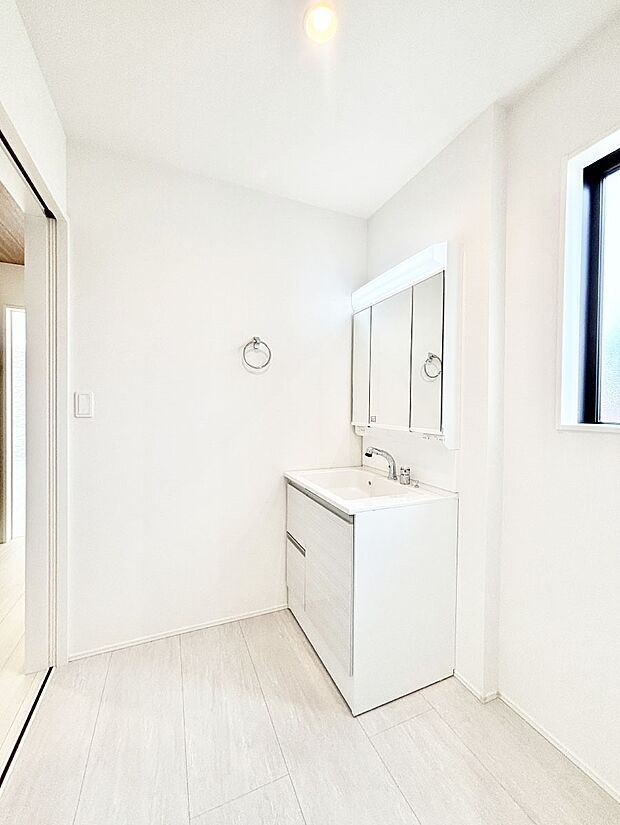 清潔感ある洗面化粧室で朝の身支度も快適  