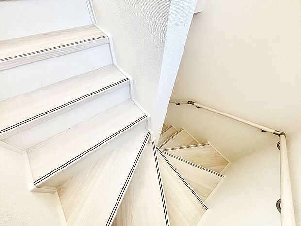 安全性を考慮し階段には手すりを設置しています