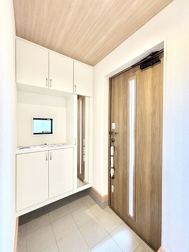 明るい玄関はお客様をお出迎えするのにぴったりです！ 