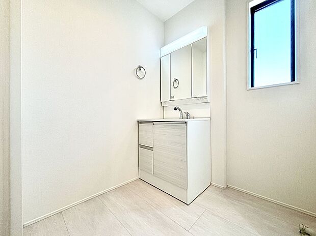 明るい洗面所は毎朝の身支度も楽しくできちゃいそうです。
