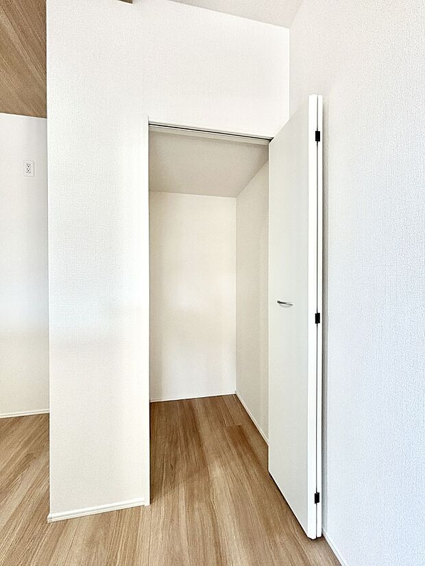 キッチンにはパントリー！食材のストックはもちろん、日用品の収納など使い方はいろいろ！