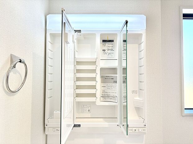 三面鏡の裏に、化粧品や衛生用品などを収納可能。洗面台をすっきりと保ちます！