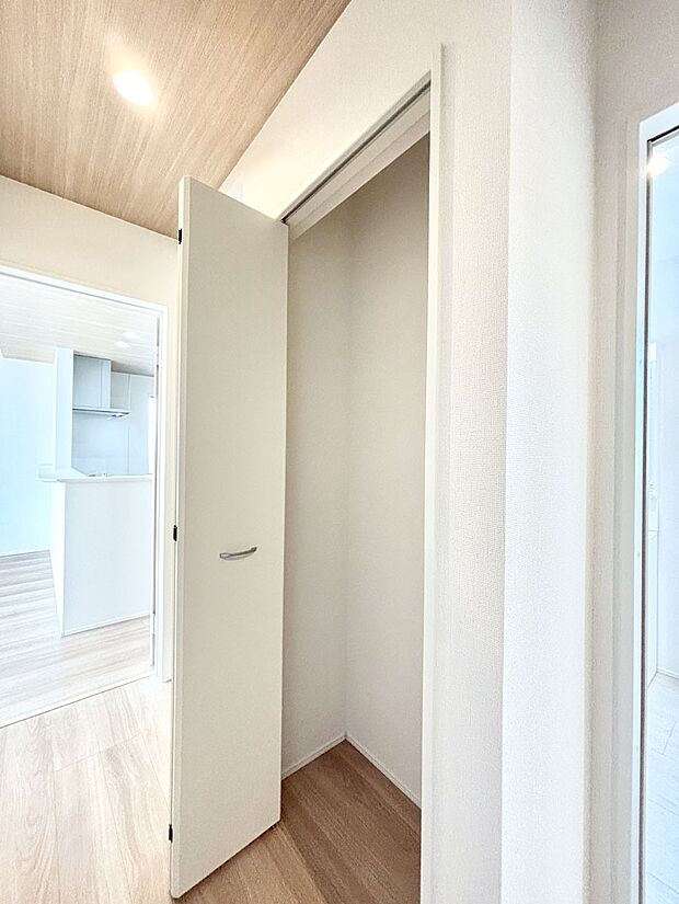 廊下収納。掃除道具や季節の小物を収納することができます。