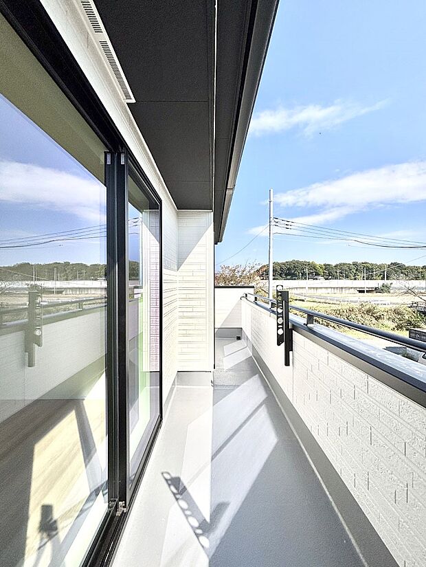 暖かな陽光が降り注ぐバルコニーはお洗濯におすすめ。爽やかな風も心地よいです。 