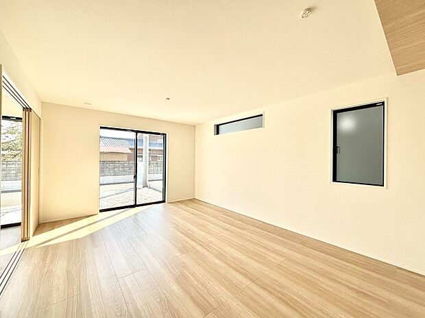 大きな窓からたっぷりの陽光と風を感じられるリビング  