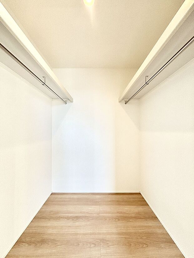 ウォークインクローゼット付きで生活空間を広く利用できます。