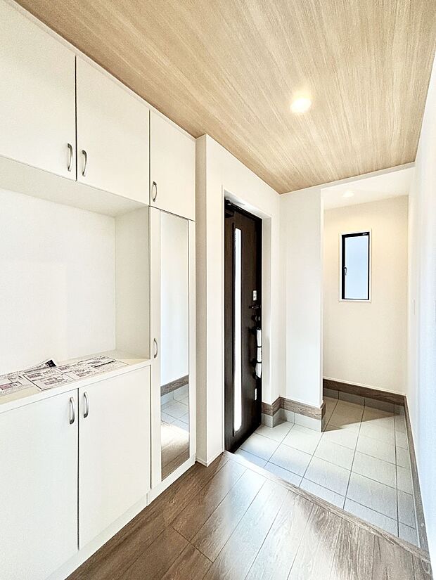 明るい玄関はお客様をお出迎えするのにぴったりです！ 