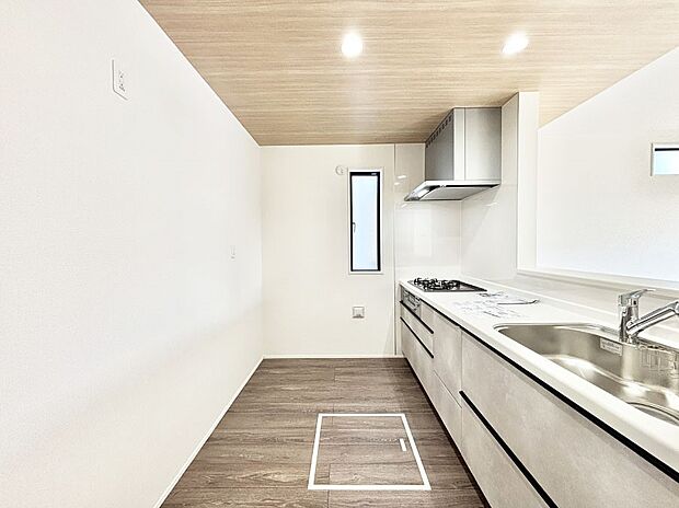 爽やかな風が通り抜けるキッチン。窓があるので明るく換気にも役立ちます。