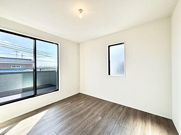 明るいバルコニーサイドに洋室を設置。目覚めの良い寝室に。 