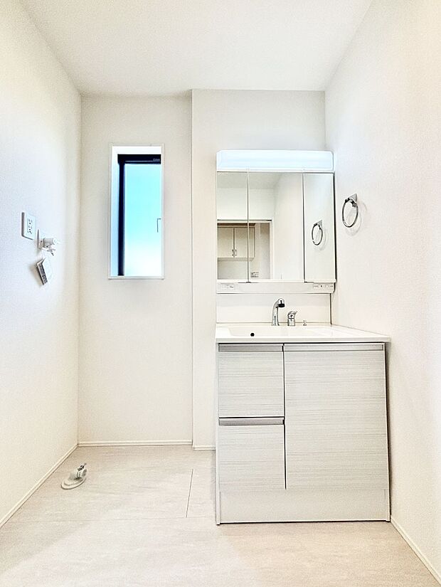 明るい洗面所は毎朝の身支度も楽しくできちゃいそうです。