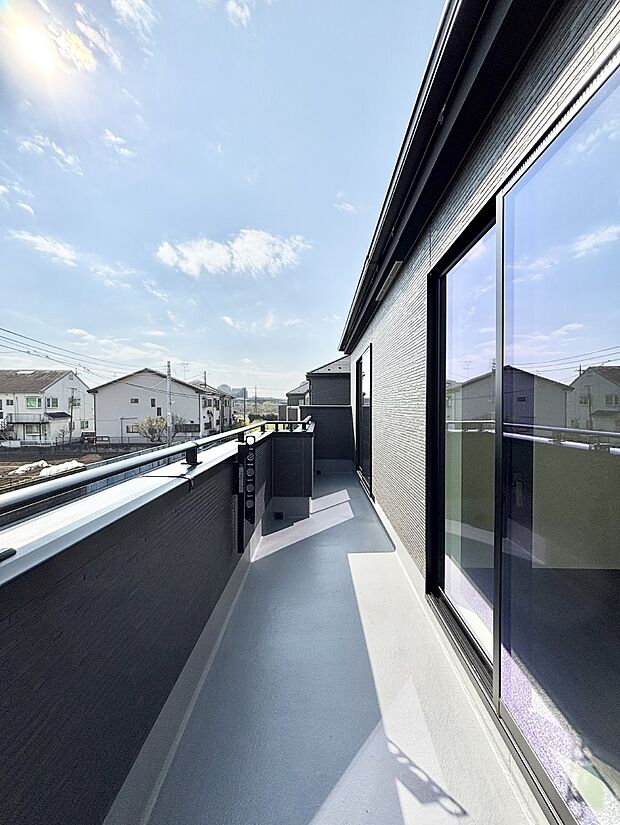 ゆったりバルコニーだから沢山お洗濯ものを干せます。