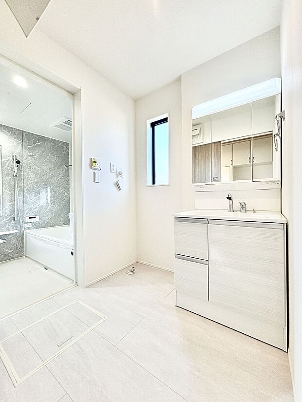 窓のある明るいランドリースペース