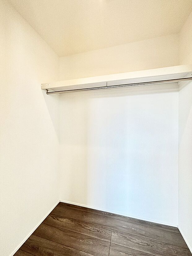 ウォークインクローゼット付きで生活空間を広く利用できます。