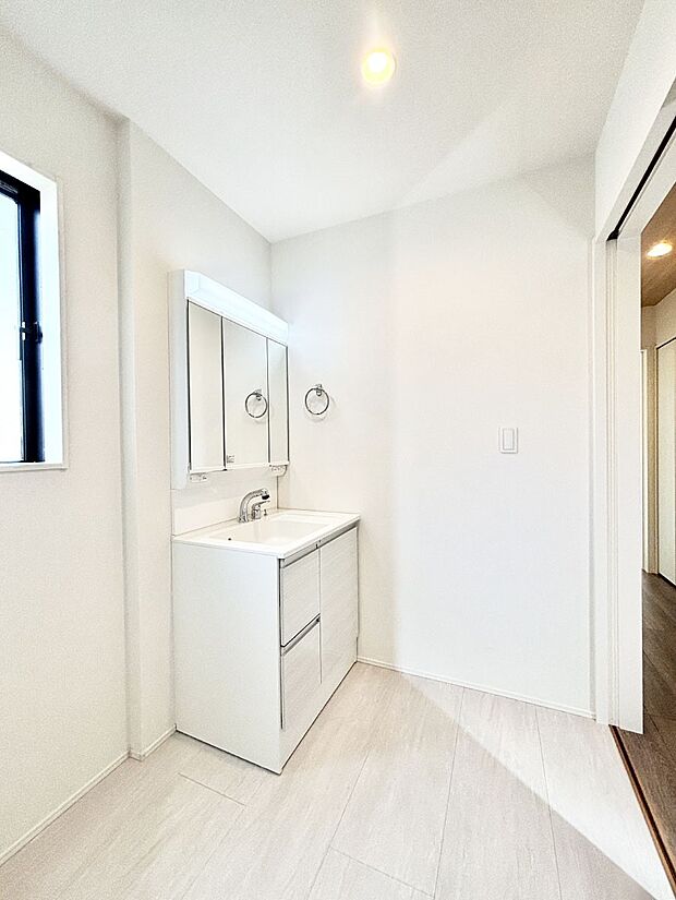 清潔感のある快適空間です。毎日の身支度も気持ち良くお使い頂けます。 